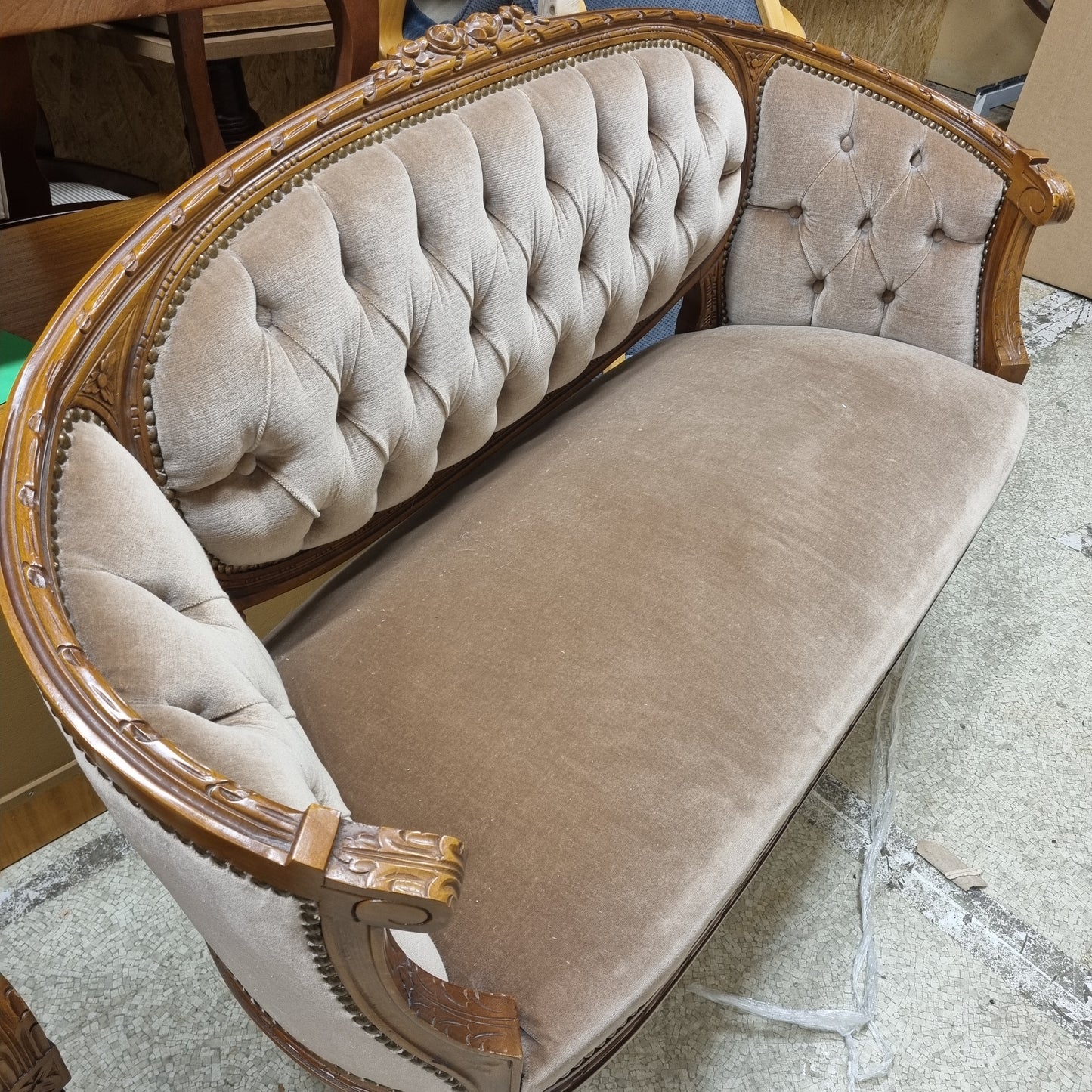 Vintage Elegant European Gustavian Style Living Room Set – Sofa, Armchairs & Table , Louis XVI stil with timeless charm and authentic vintage appeal