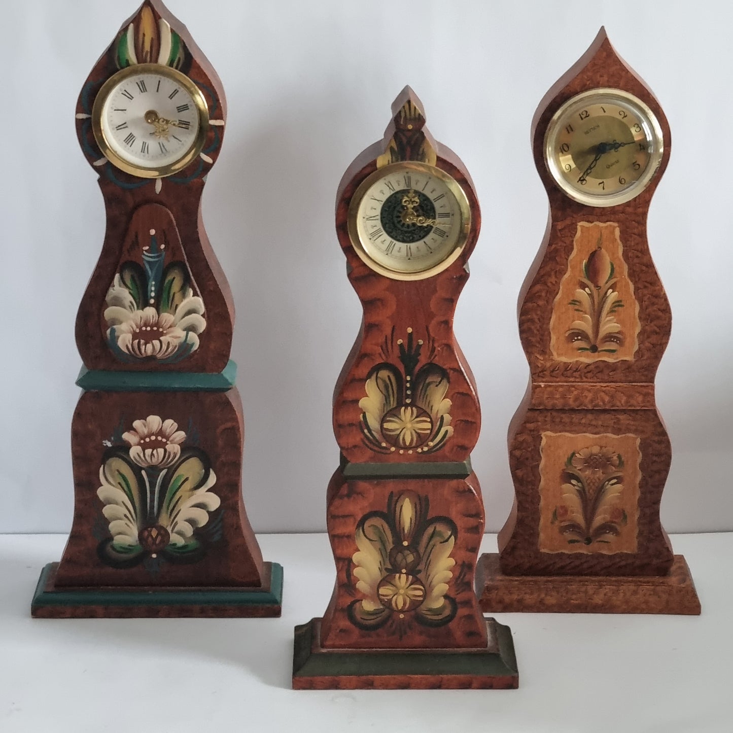 Vintage Swedish Mora Wooden Table Clock – Hand-Painted Folk Art with authentic vintage Nordic charm and timeless mid-century design.