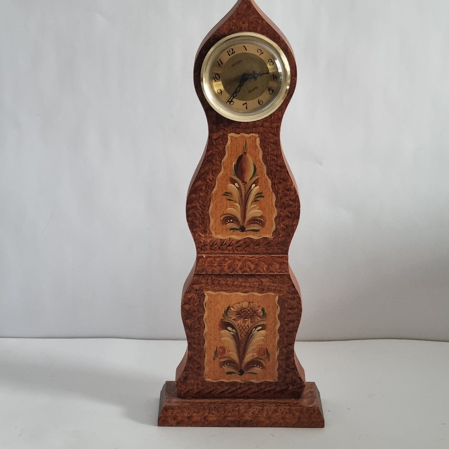 Vintage Swedish Mora Wooden Table Clock – Hand-Painted Folk Art with authentic vintage charm and timeless Scandinavian design.