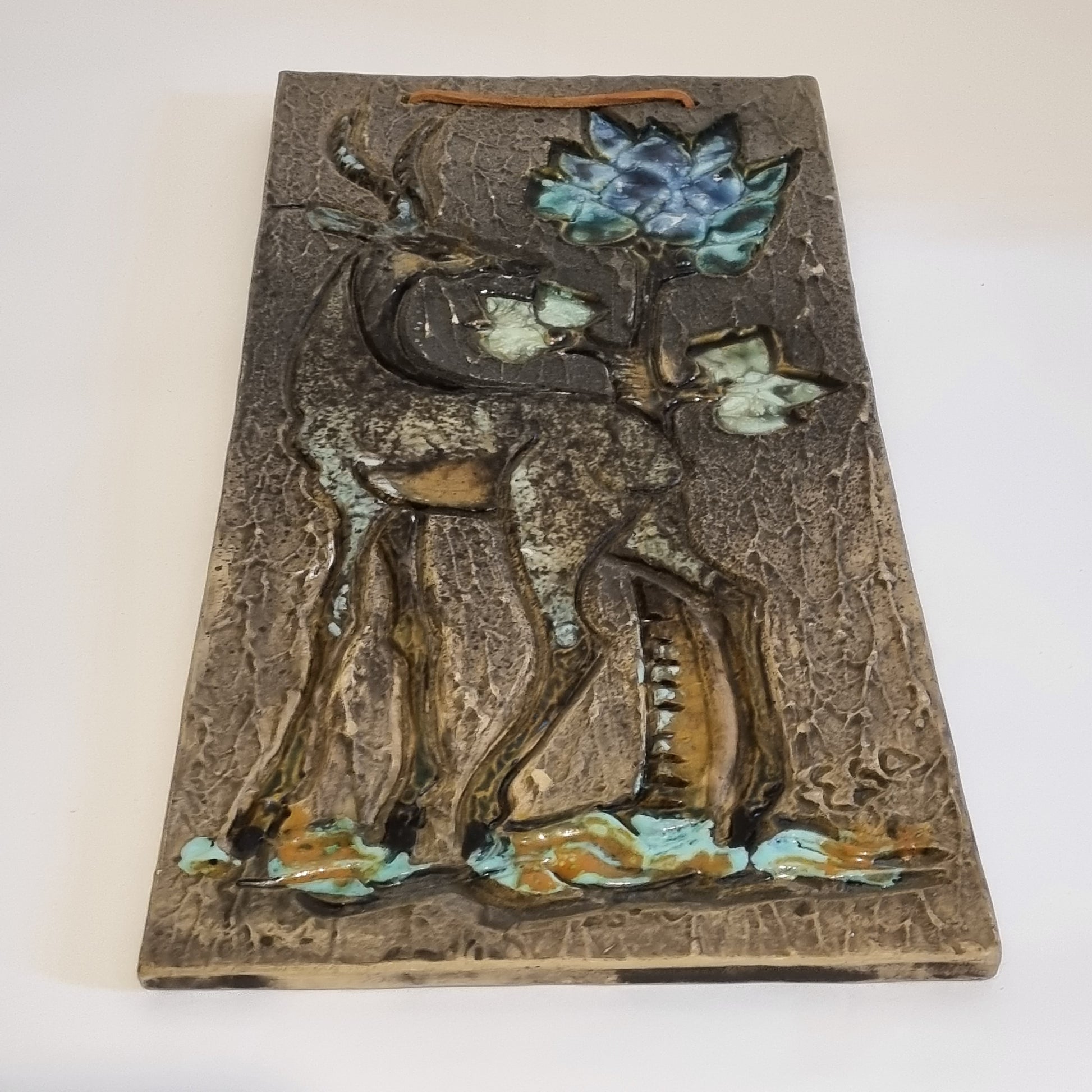 Tilgmans Keramik Stoneware Wall Plaque – Deer Sgraffito, Sweden 1960s, authentic vintage, timeless charm.