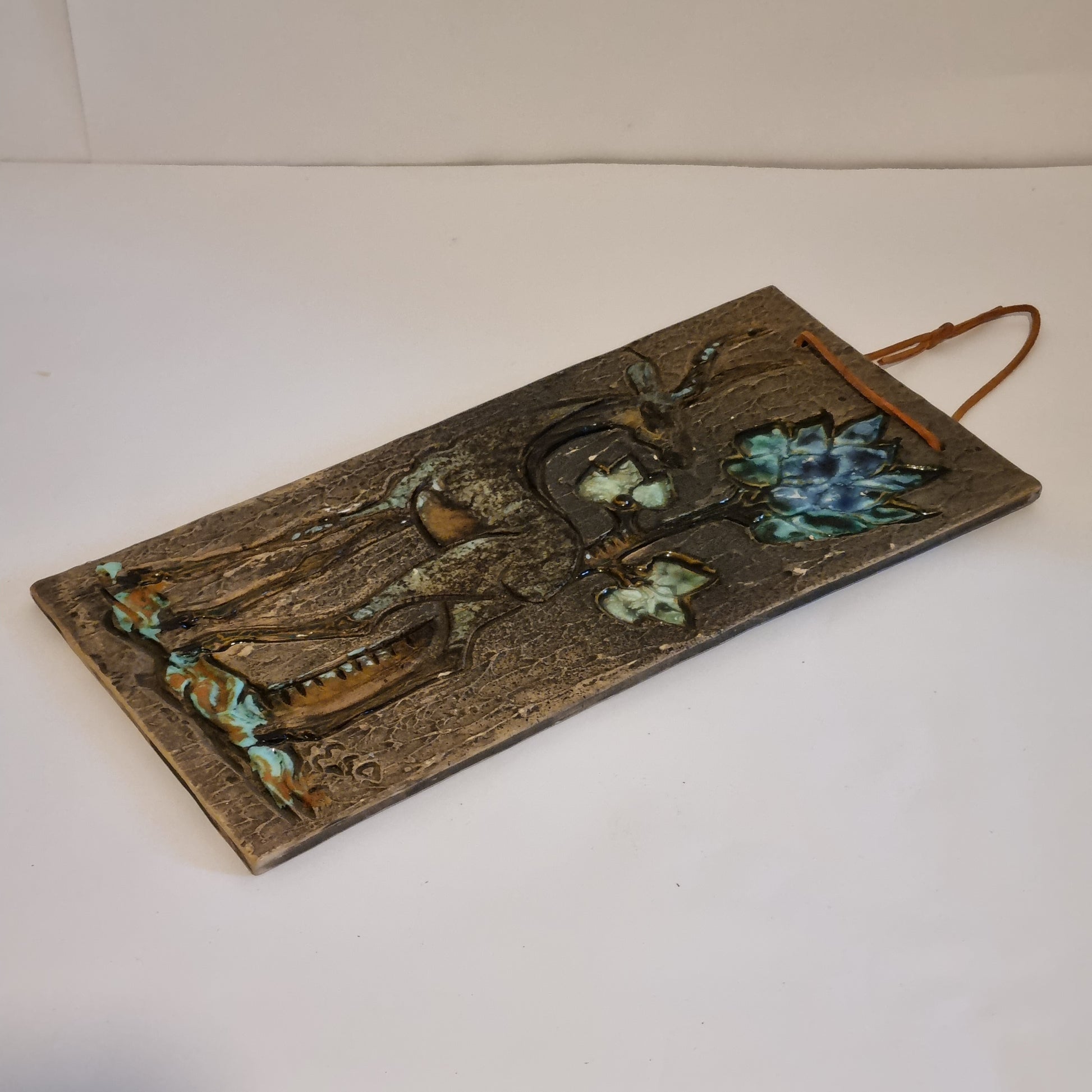 Tilgmans Keramik Stoneware Wall Plaque – Deer Sgraffito, Sweden 1960s, authentic vintage Scandinavian charm.