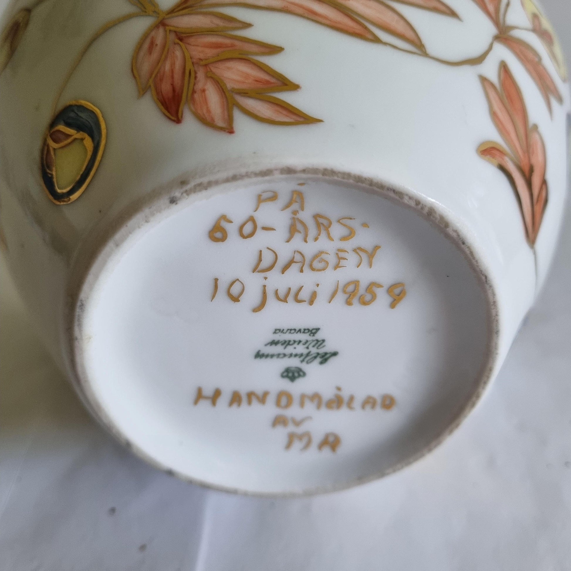 Bottom view of Leltmann Weiden Bavarian Porcelain Vase – Hand-Painted Floral, 1959 with hand-painted inscription and maker’s mark.