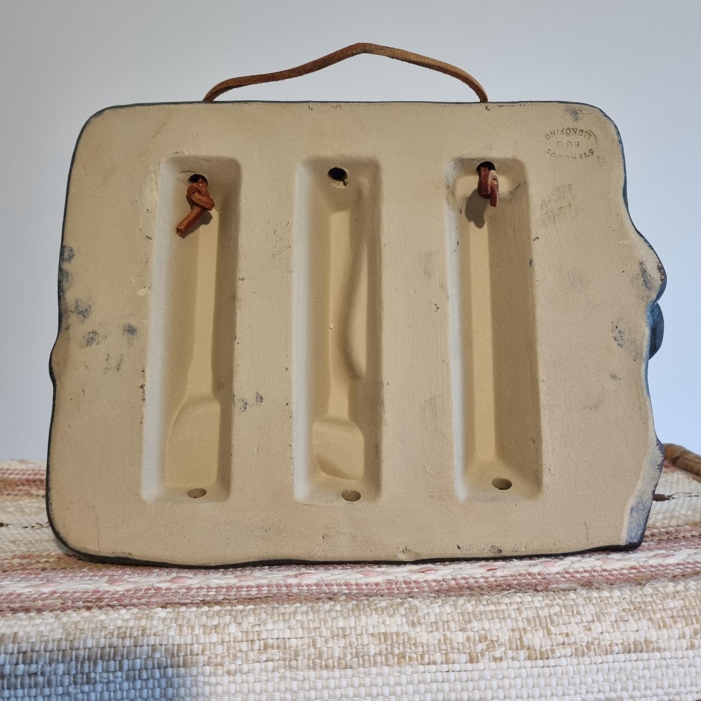 Vintage ceramic Three Wise Owls Wall Plaque – Willy Fischer for EGO Sweden – 1970s Scandinavian Stoneware Art Amazing Vintage wall plaque back view