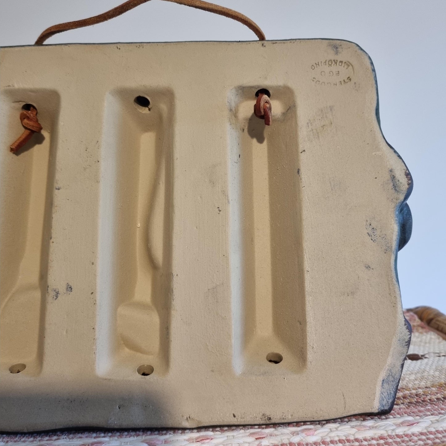 Vintage ceramic Three Wise Owls Wall Plaque – Willy Fischer for EGO Sweden – 1970s Scandinavian Stoneware Art Amazing Vintage wall plaque backside view.