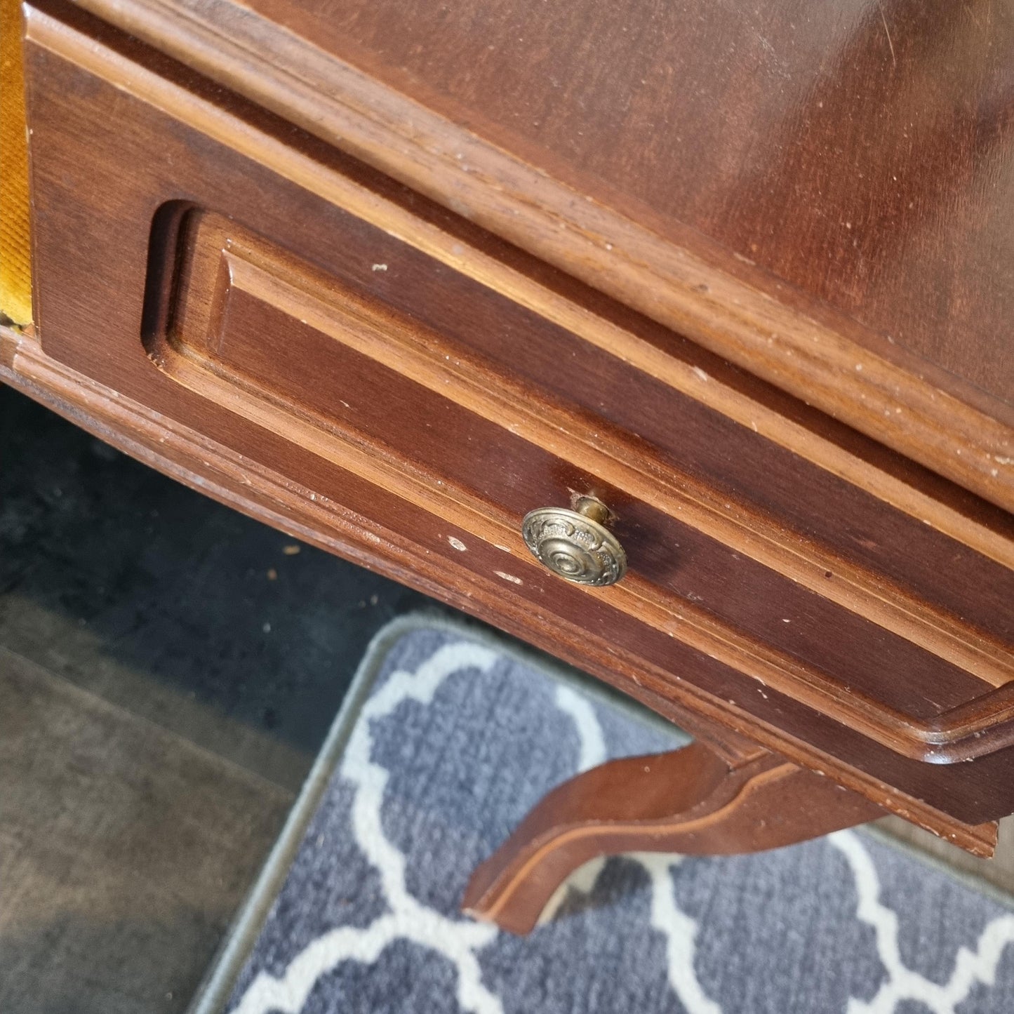Close-up of drawer detail on Vintage Gossip Bench with Drawer – Elegant Entryway Seat / Vanity Chair-Telefon bench in wooden finish