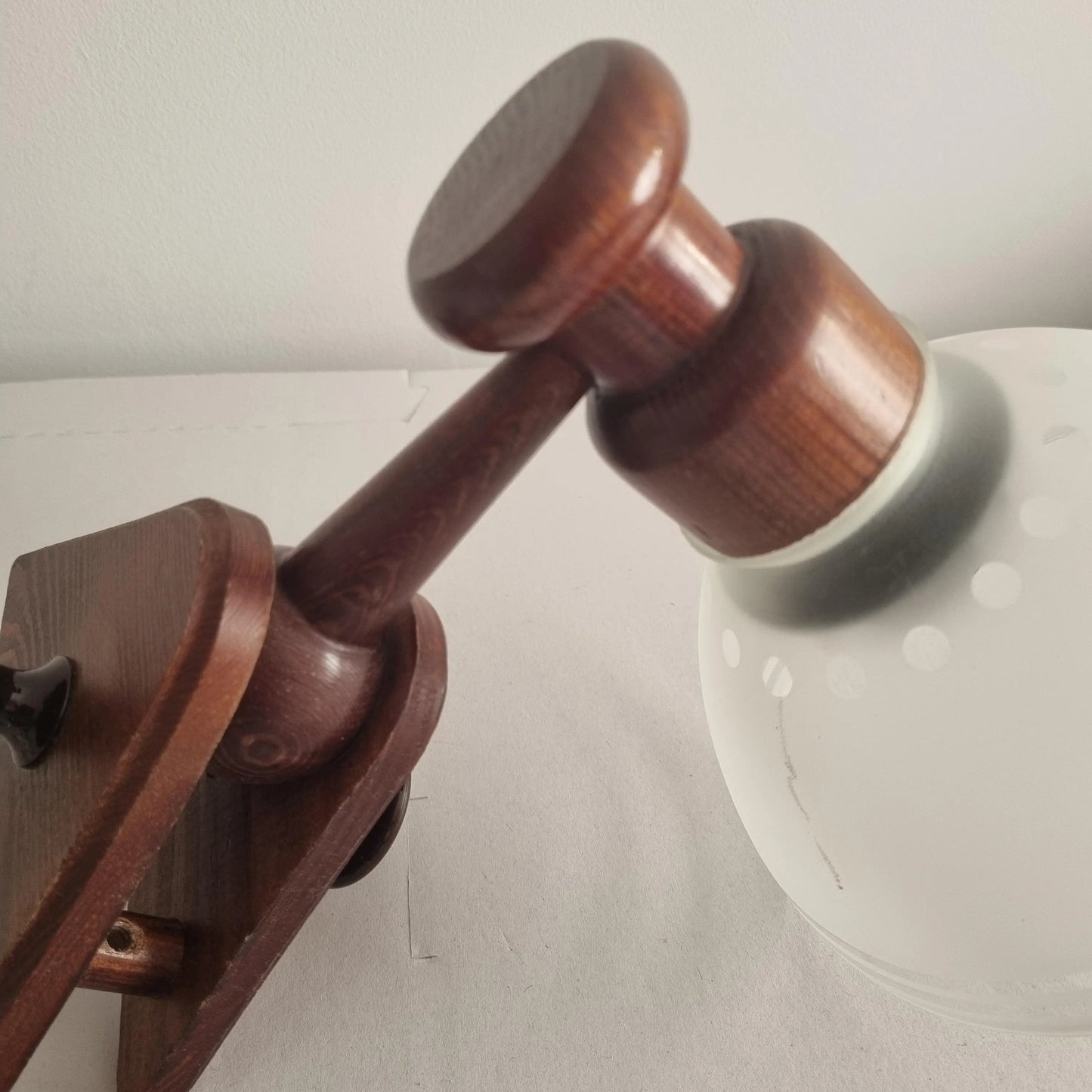 Scandinavian Wooden Wall Lamp – Vintage 1960s-70s Rotating Arm with Frosted Glass Shade, timeless charm, authentic vintage design.