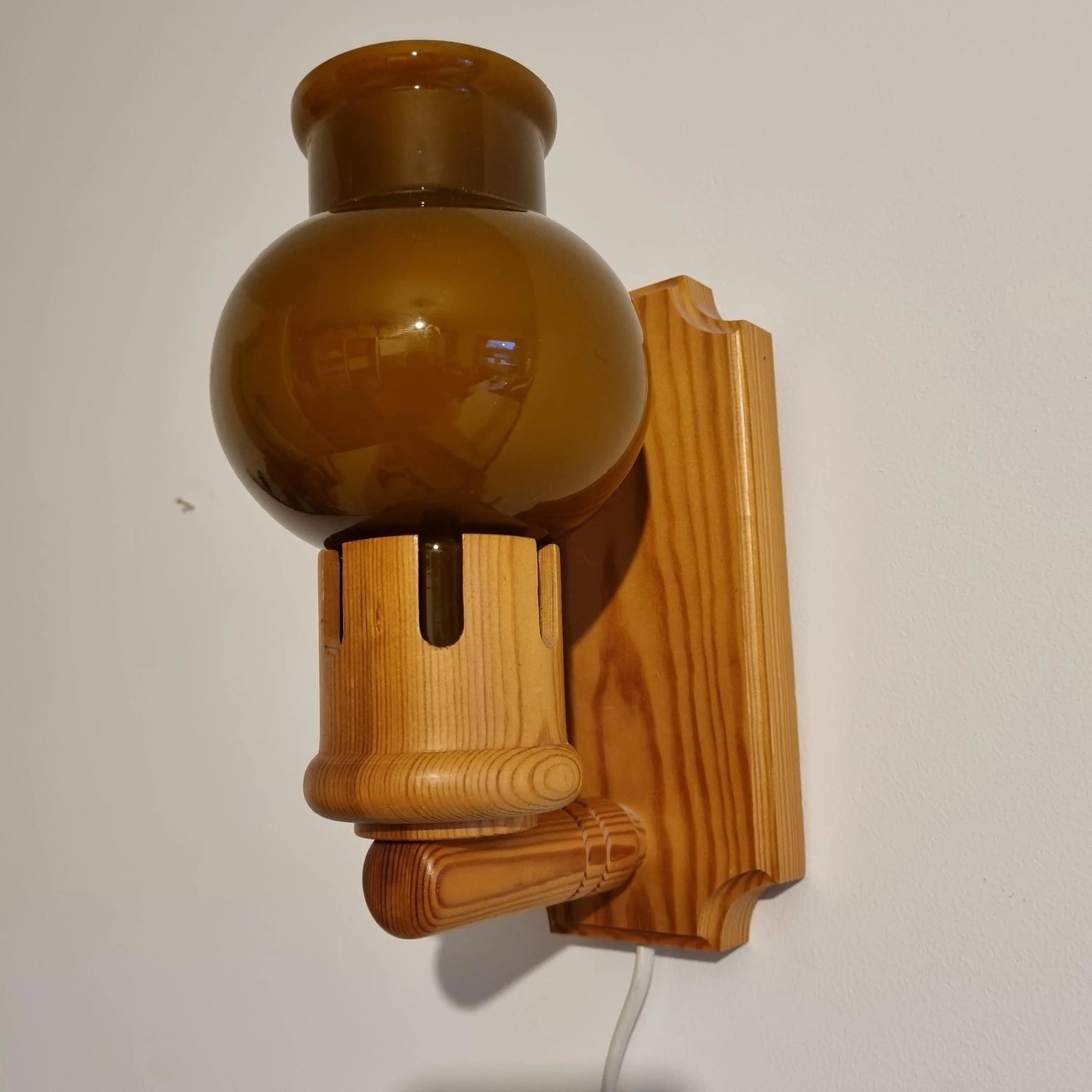 Vintage Marksöjd Boda Wall Lamp – Scandinavian Mid-Century Pine & Cased Glass, 1970s with amber glass shade and wooden mount
