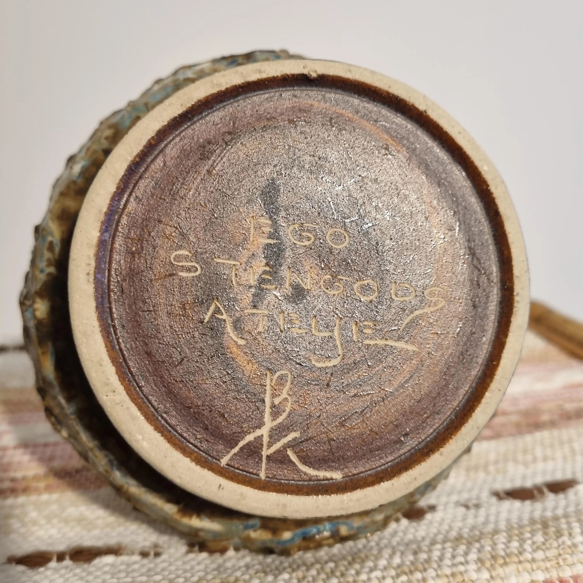 Underside of EGO Stengods Ceramic Candle Holder – Bruno Karlsson, Sweden 1970s, showing signature and textured base.