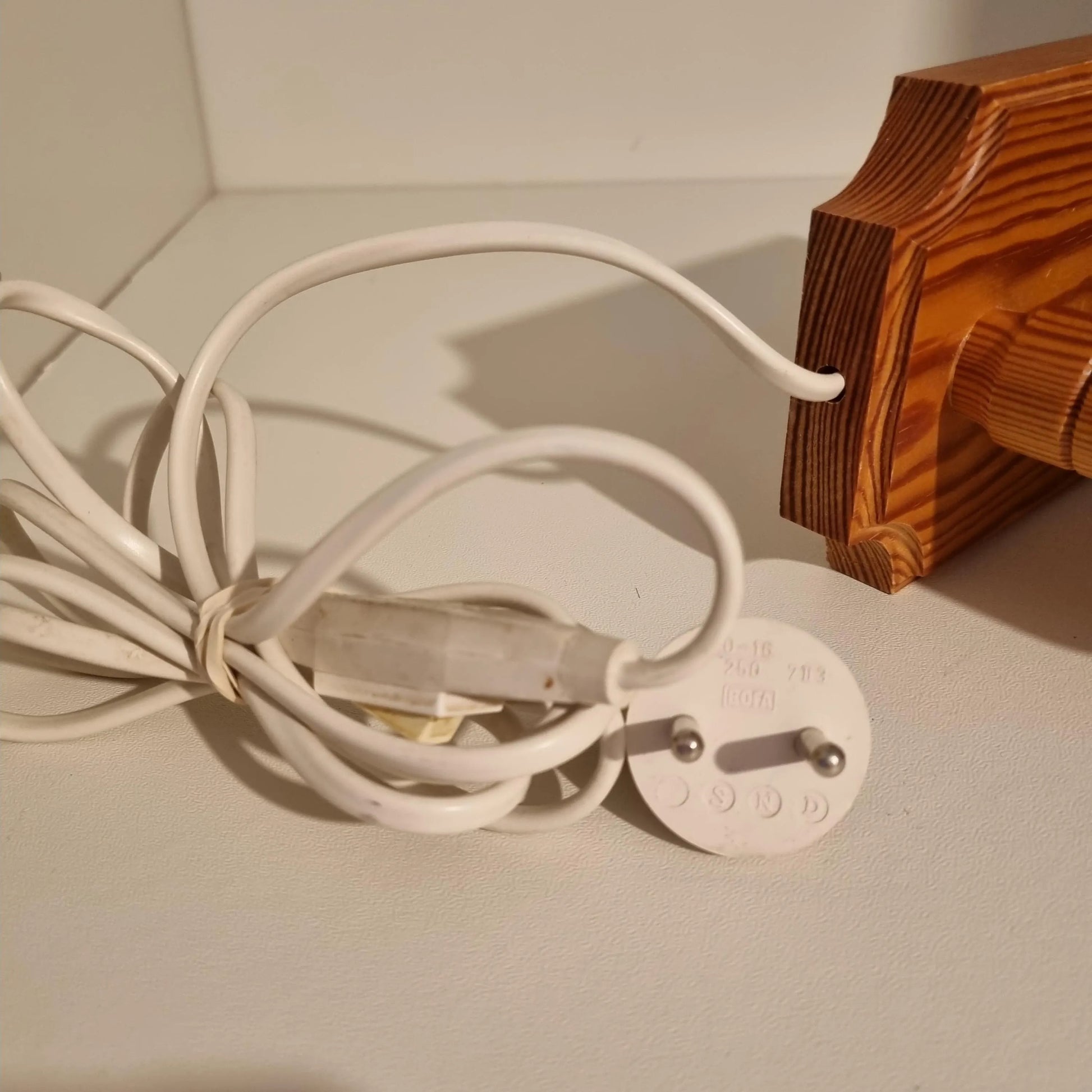 Vintage Marksöjd Boda Wall Lamp – Scandinavian Mid-Century Pine & Cased Glass, 1970s, authentic vintage piece, timeless charm