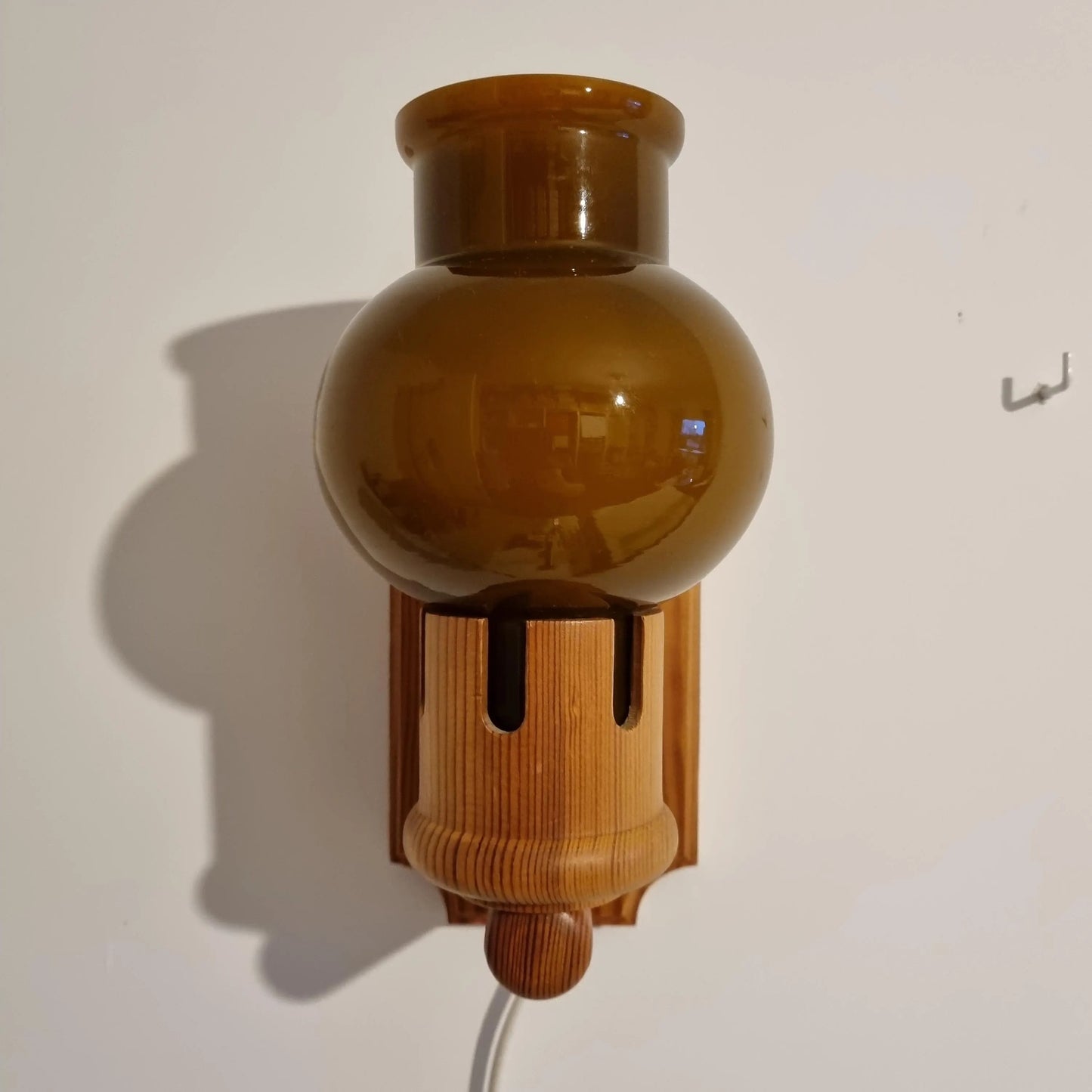 Vintage Marksöjd Boda Wall Lamp – Scandinavian Mid-Century Pine & Cased Glass, 1970s, authentic vintage, timeless charm