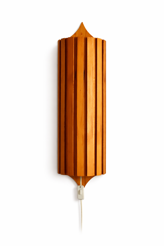 Pine Wall Sconce Slatted Wood Wall Lamp – Scandinavian 1960s, authentic vintage design with timeless charm and mid-century modern style
